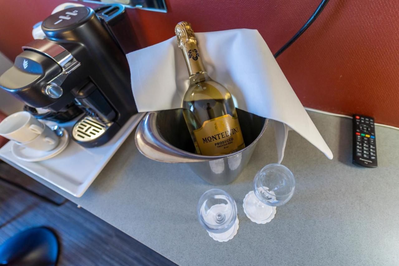 Hotel Ambiotel Тонгерен Екстериор снимка
